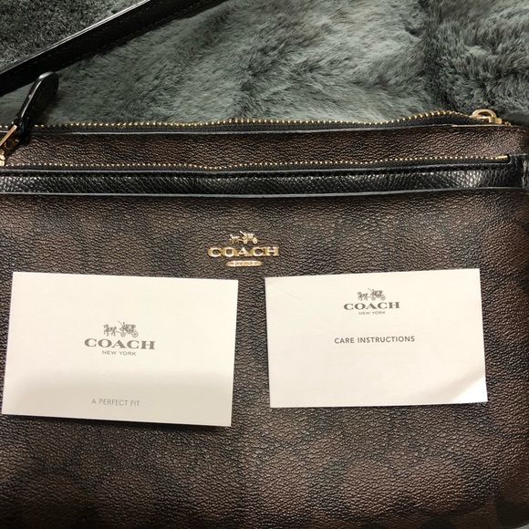 Coach crossbody for small tablets/e-readers - Picture 4 of 8